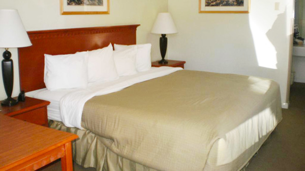 1 Queen Bed Non Smoking Photo 1