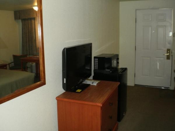 1 Queen Bed Non Smoking Photo 2