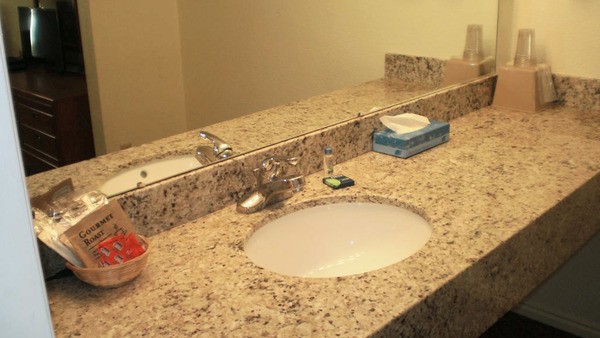 1 King Bed Non Smoking Photo 4